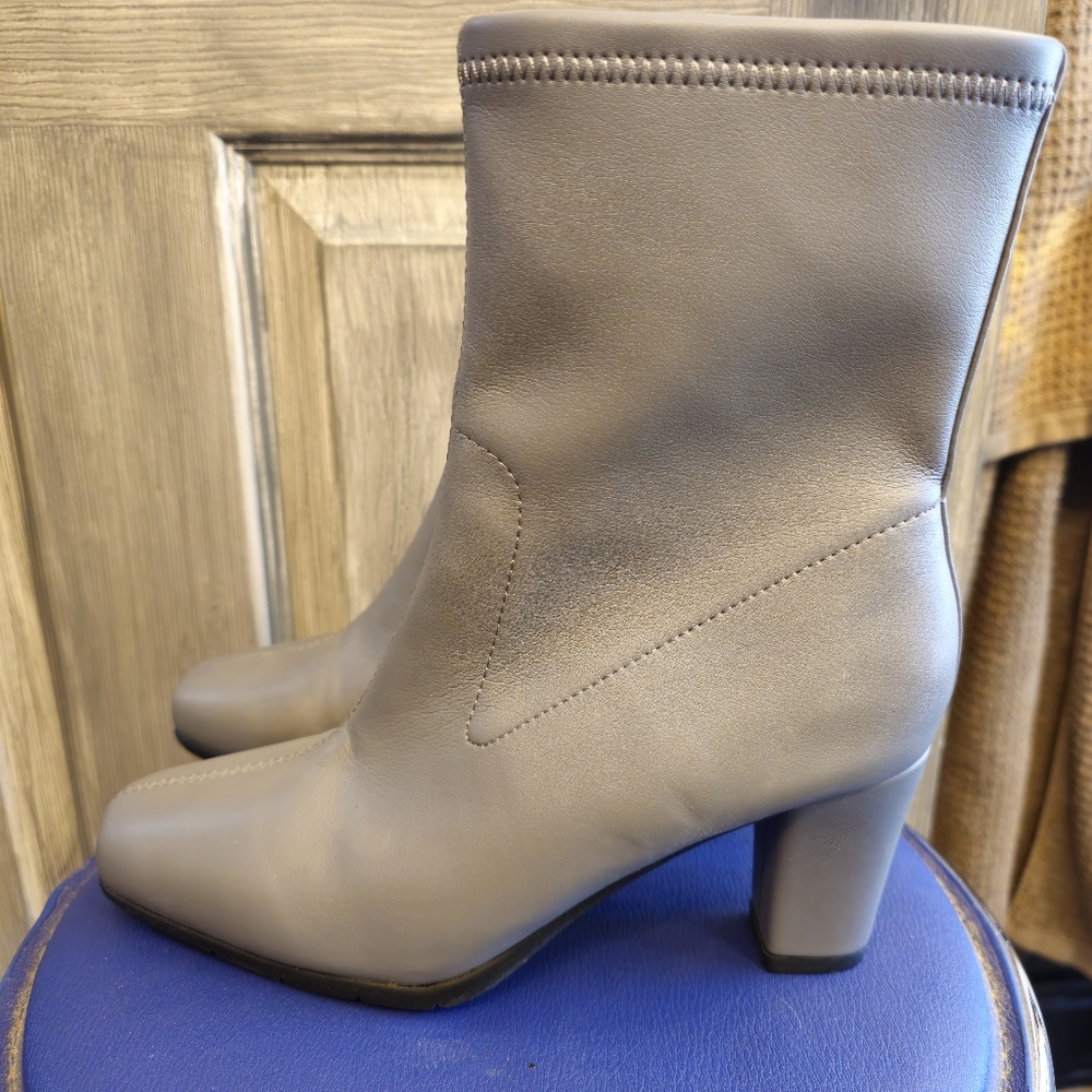Areosoles Size 7.5 Grey Booties